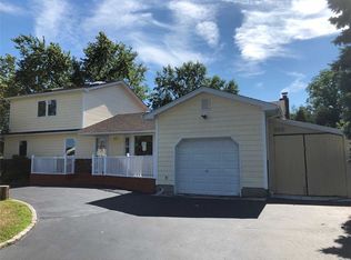 19 Milleridge Dr, Deer Park, NY 11729