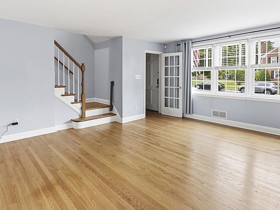 2nd image of 1587 Doxbury Rd