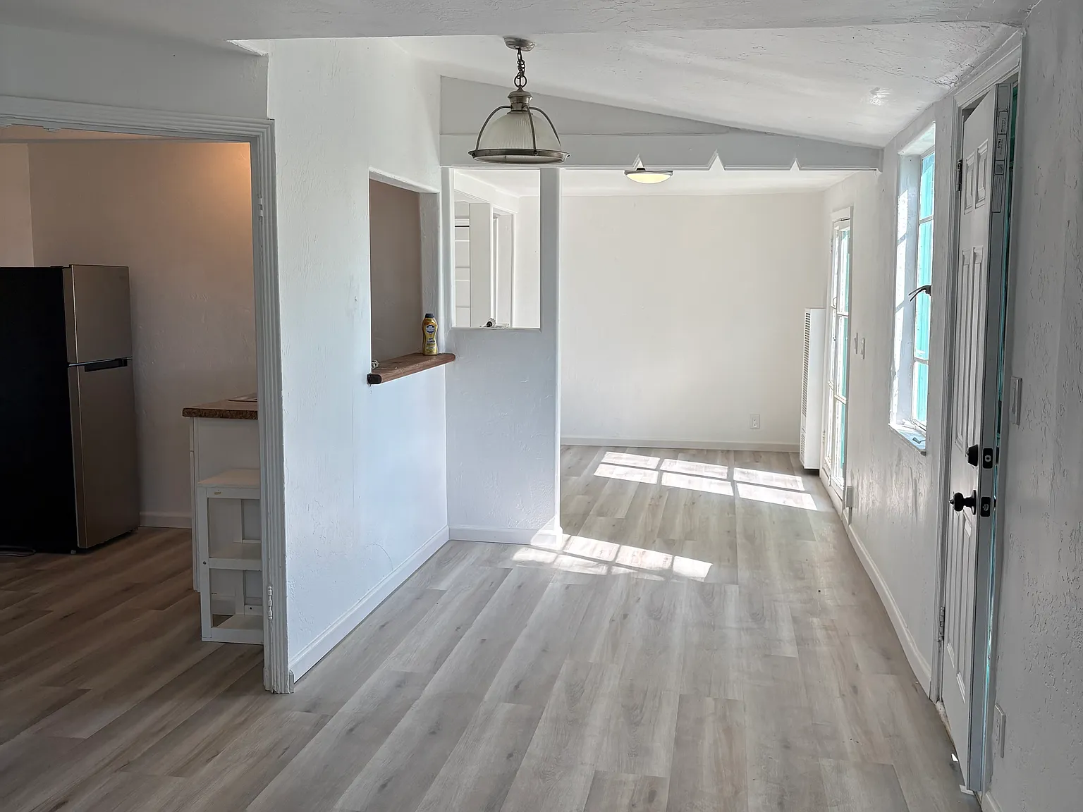 2644 N Maroa Ave — Photo 3
