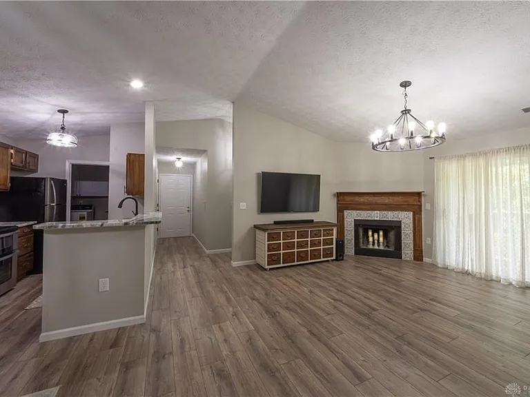 Family room with vaulted ceiling's
