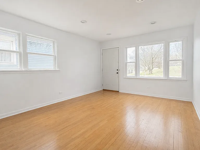 4259 N Narragansett Ave — Photo 3
