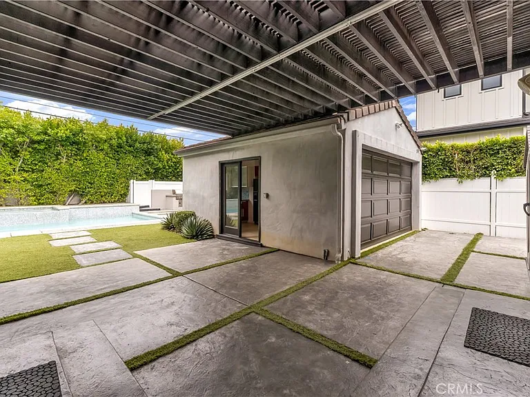4925 Nagle Ave — Photo 35