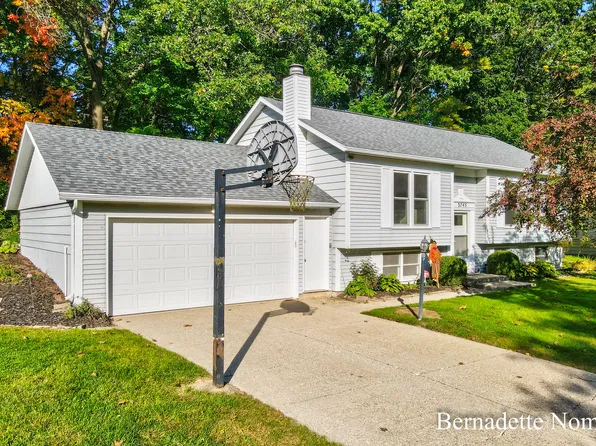 3745 Algansee Dr NE, Grand Rapids, MI 49525