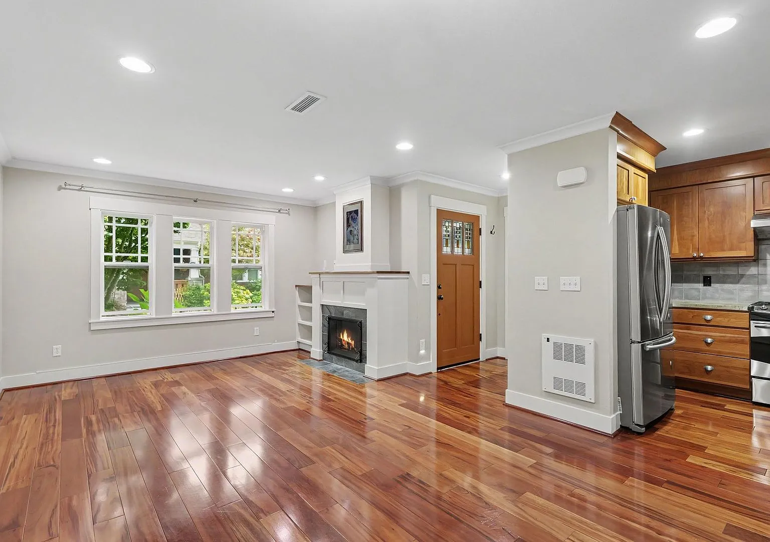 3Bd/3Ba Seattle Home — Photo 4