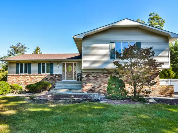 2 Merion Dr, Manalapan, NJ 07726