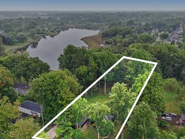 4105 Crocus Rd, Waterford, MI 48328