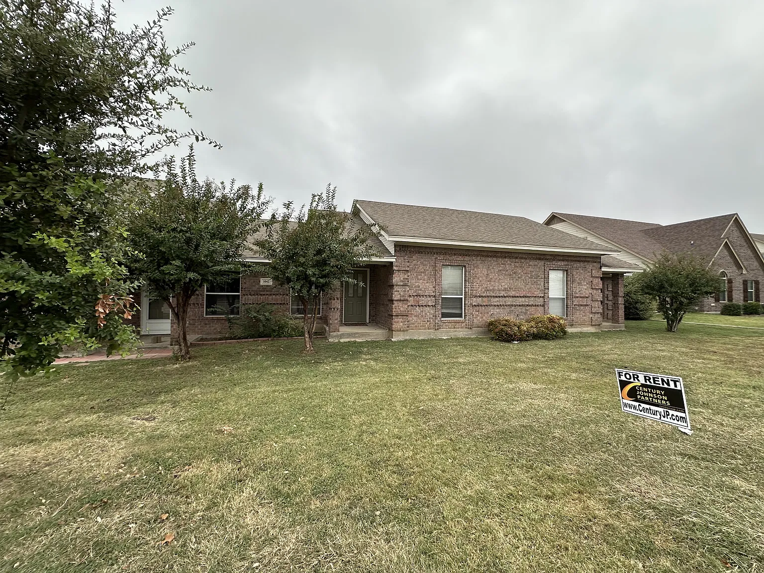 1042 Winscott Duplex - B — Photo 1