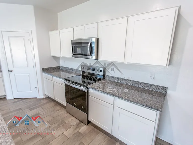 1330 W Hess Ave — Photo 21