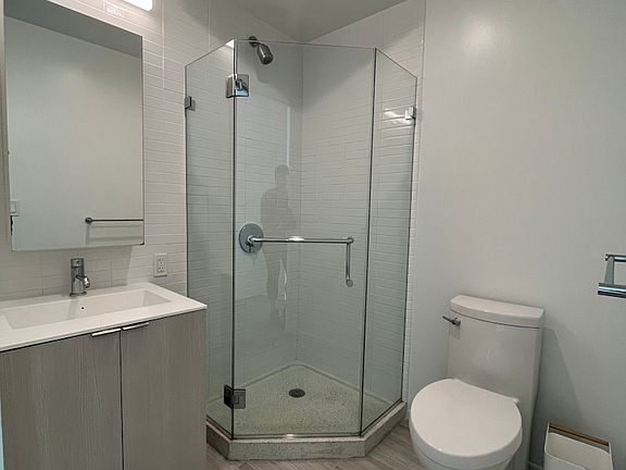 3rd image of 2922 Northern Blvd APT 204