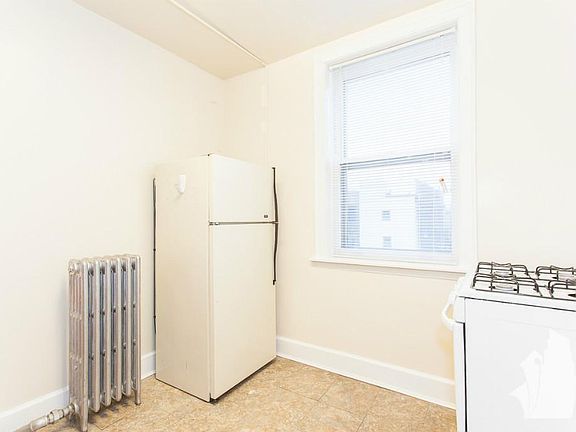 3rd image of 858 N Hermitage Ave APT 1