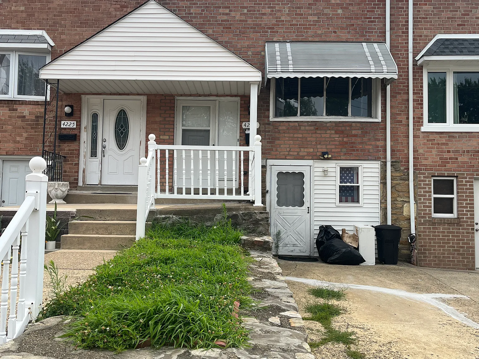 3 bed, 1296 sqft, $2,200 — Photo 1