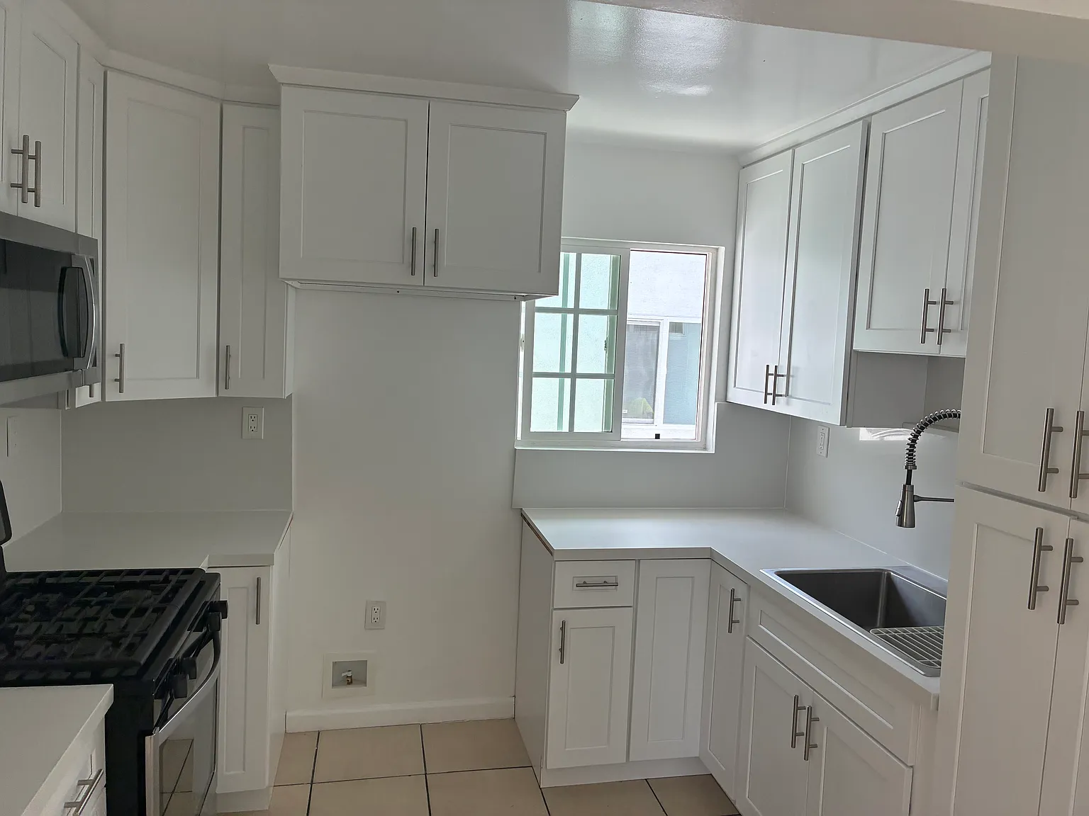 3 bed, 1040 sqft, $3,500 — Photo 4