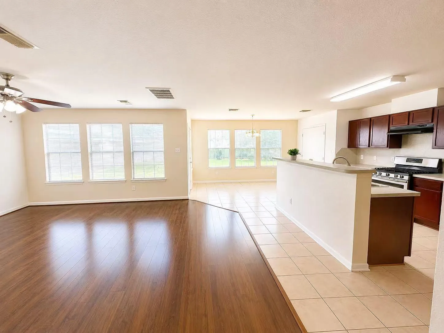 3 bed, 2.5 bath, 2439 sqft, $2,050 — Photo 3