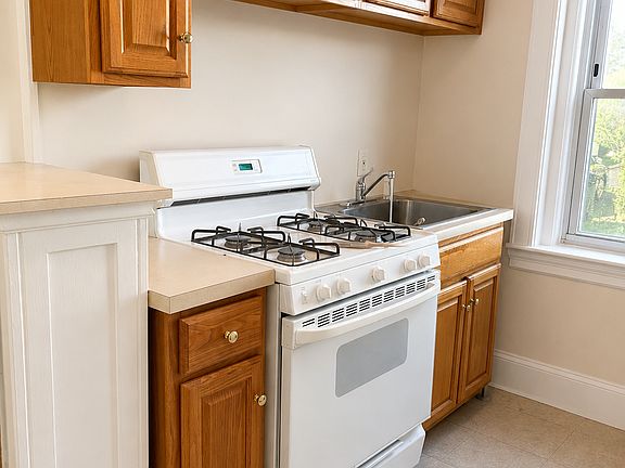 3rd image of 20 Kemper St APT 1B