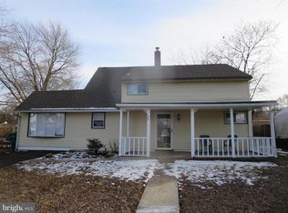 24 Ring Ln, Levittown, PA 19055