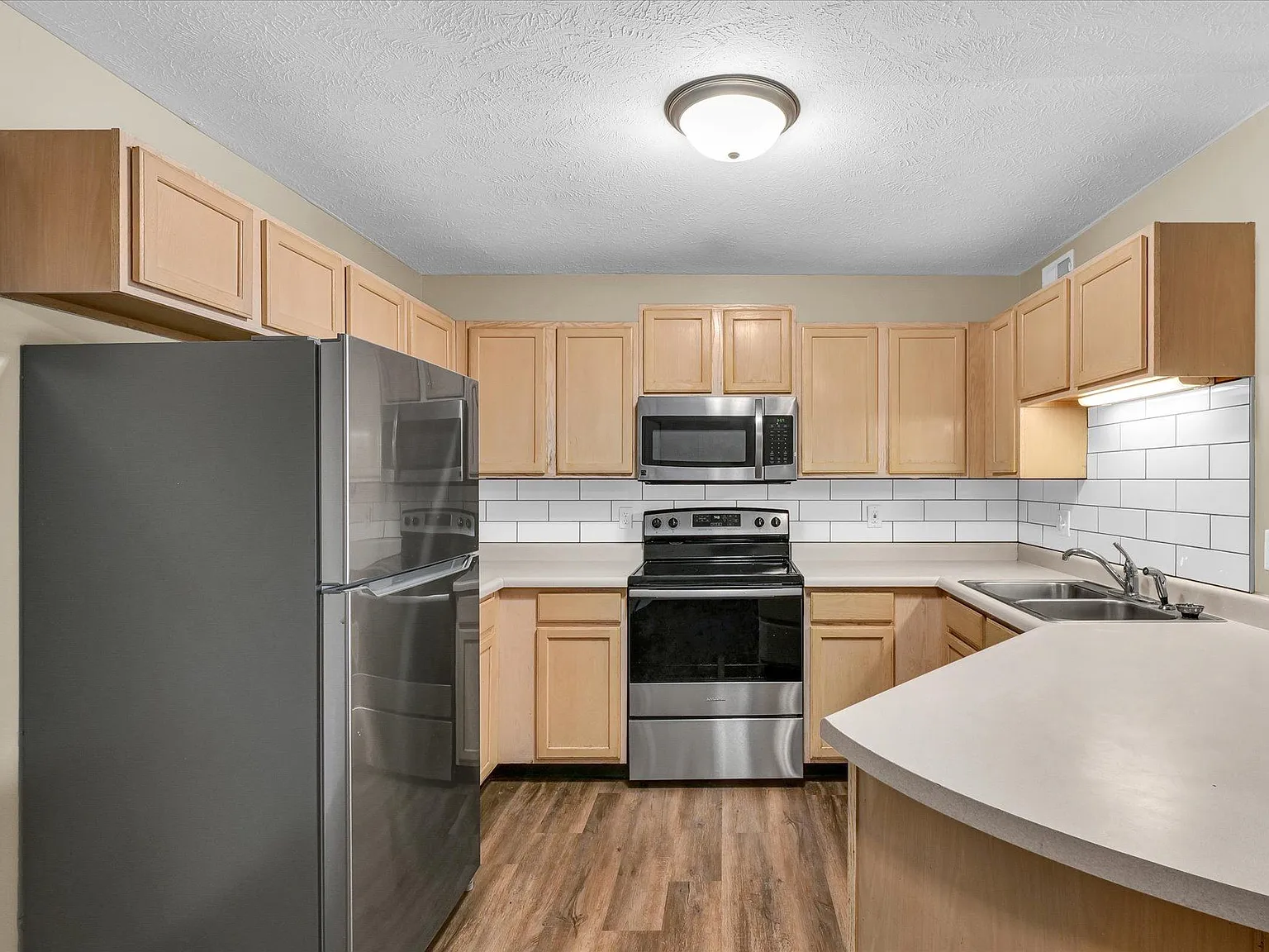 Rainbow Circle Apartments — Photo 3