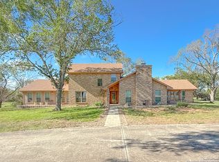 591 Fm 2200, Devine, TX 78016