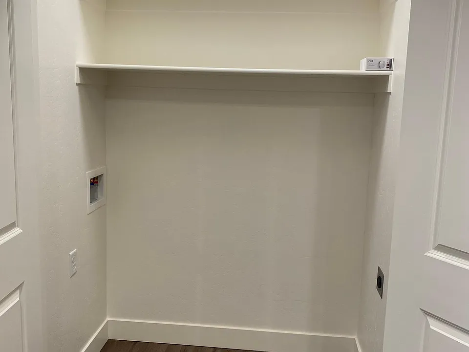 Laundry room w/ dryer and washer hookups