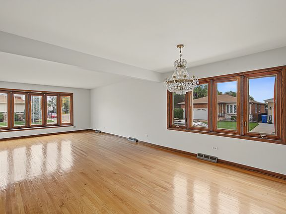 4th image of 4700 N Chester Ave