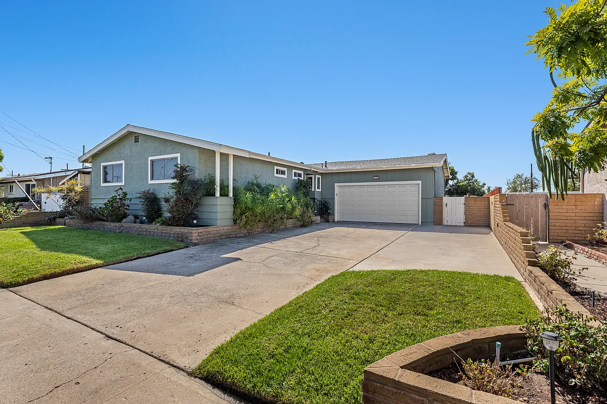 3 bed, 1152 sqft, $3,995 — Photo 1