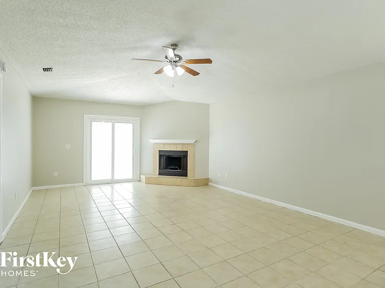 3021 Caroline Crest Dr E — Photo 4