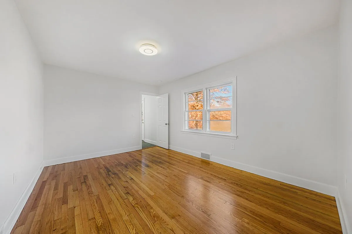 3 bed, 1200 sqft, $3,200 — Photo 2