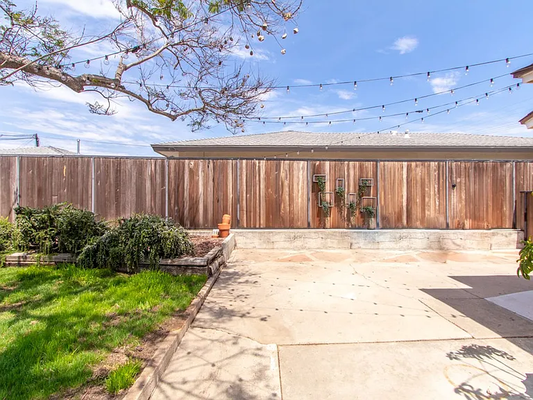 Well Maintained & Bright Detached 2 bed / 1 bath Home In Quiet Neighborhood of North Park - Peak ... — Photo 13