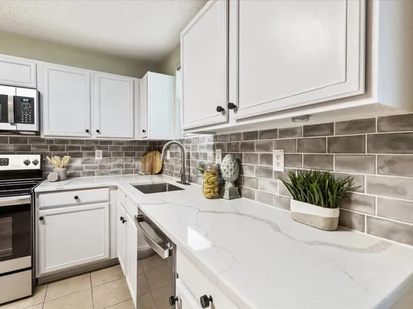 329 Daisy Ln, Burleson, TX 76028