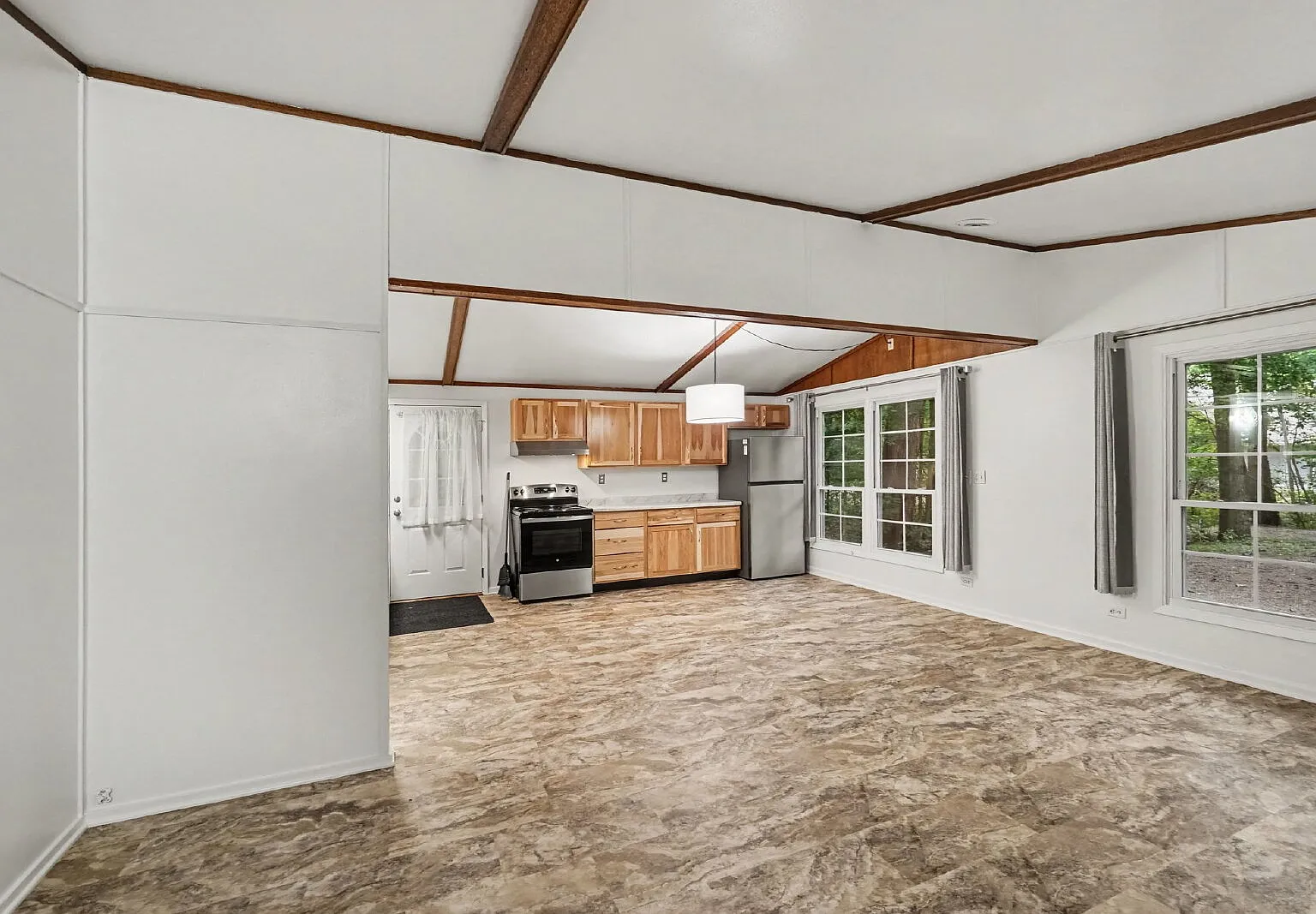 3 bed, 1.0 bath, $1,600 — Photo 4