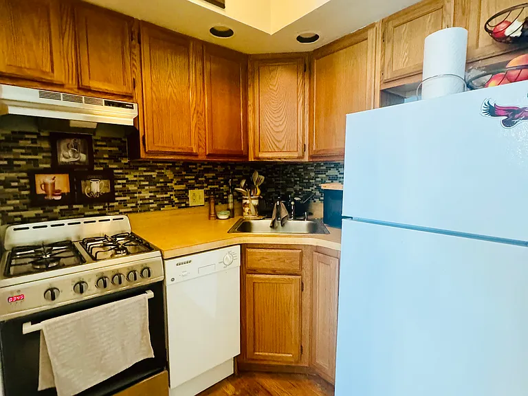 255 6th St #8 — Photo 7