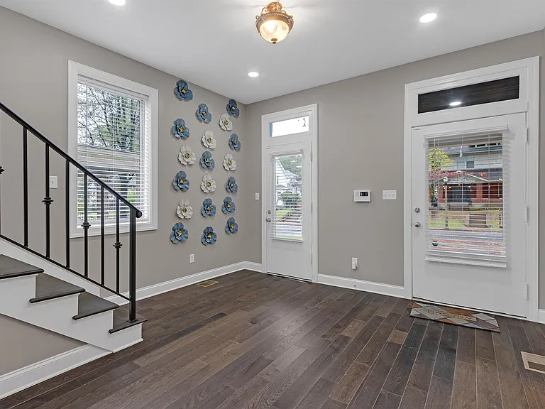 1295 Vinton Ave — Photo 2