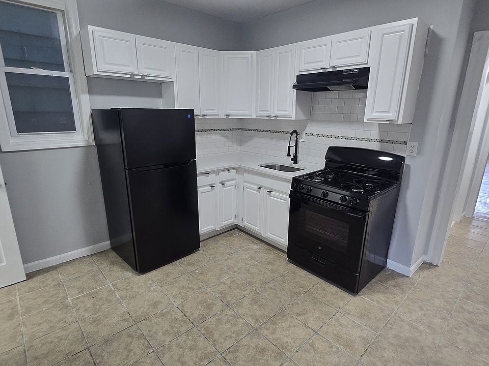 1st image of 186 S 10th St APT 1