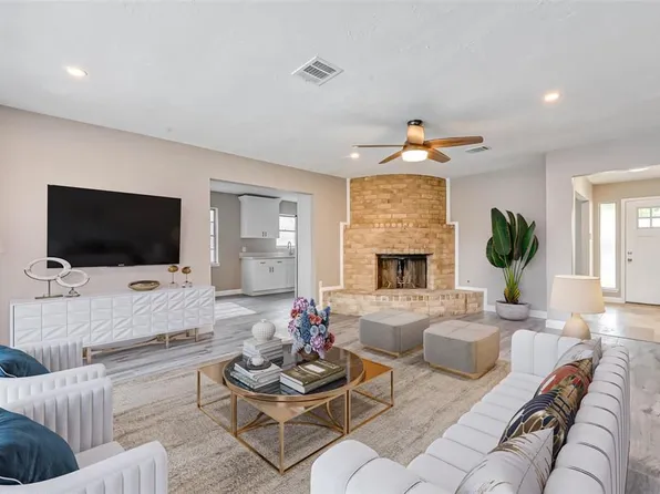 9407 Willow Meadow Dr, Houston, TX 77031