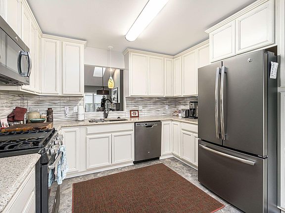 4th image of 229 Chauncey Ct