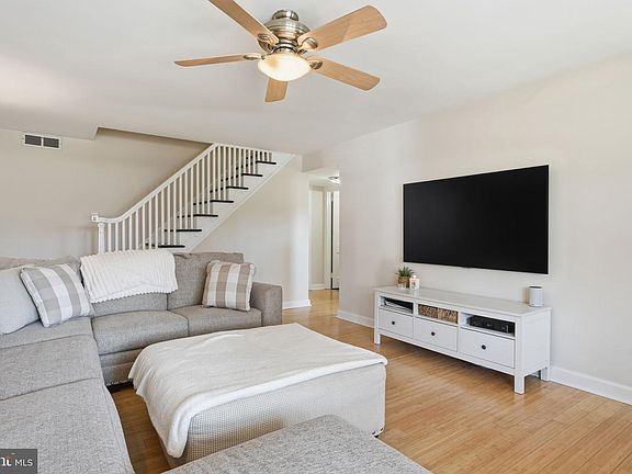 5th image of 2057 Parkdale Ave