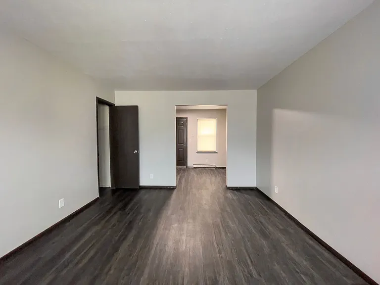 East Memorial Apartments — Photo 13