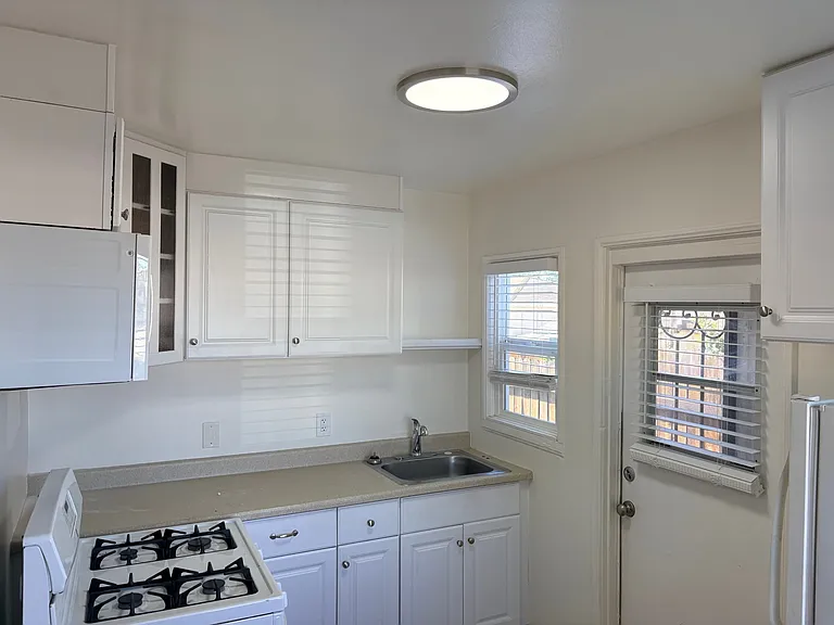 582 McIntosh St — Photo 3