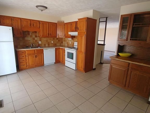 Large Eat-In Kitchen