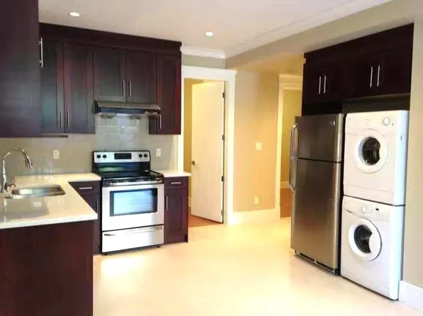 8XX W 61st Ave, Vancouver, BC V5X 2B1
