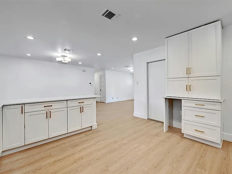 2604 Berkett Dr — Photo 10