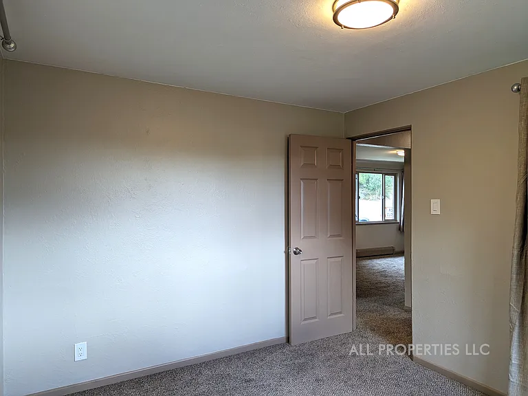 1005 N Newton St — Photo 18