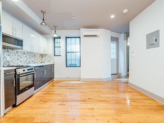 4th image of 292 Bedford Ave #9B