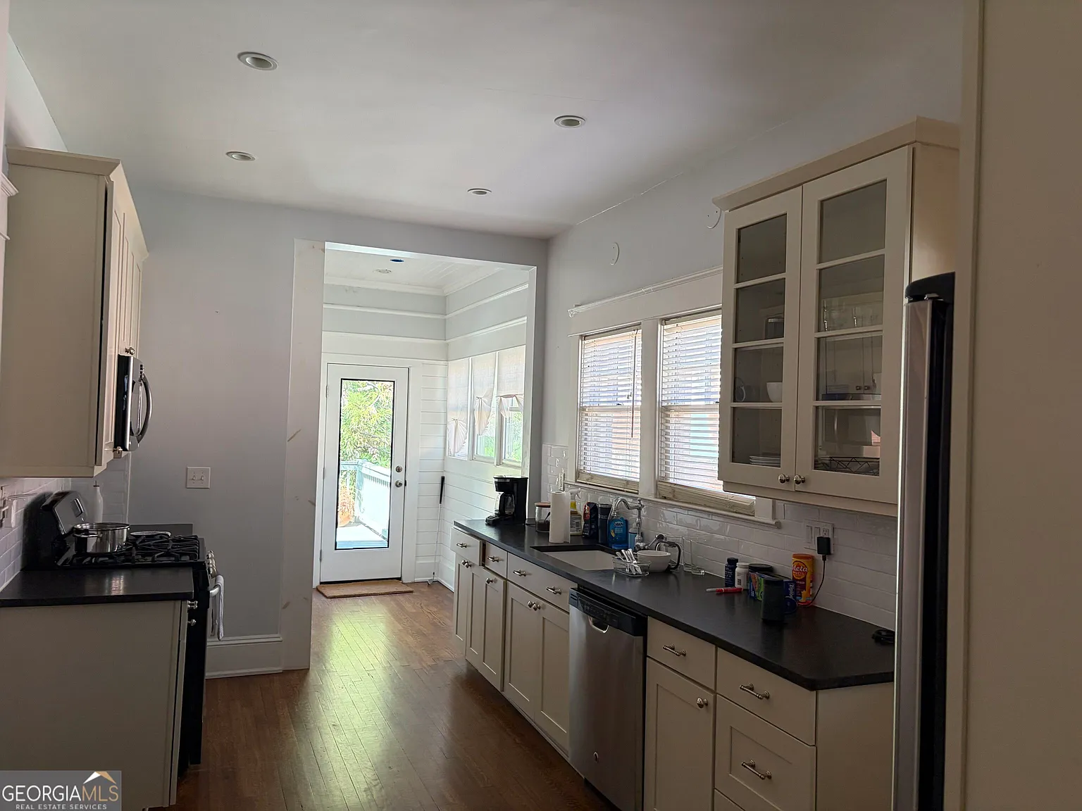 3 bed, 2.0 bath, 1800 sqft, $4,995 — Photo 3