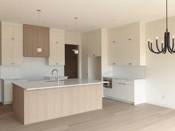 145 E Creekstone Hl SW, Calgary, AB T2X 5G6