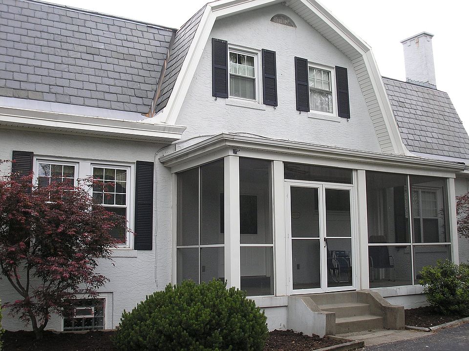 Beautiful Dutch Colonial!