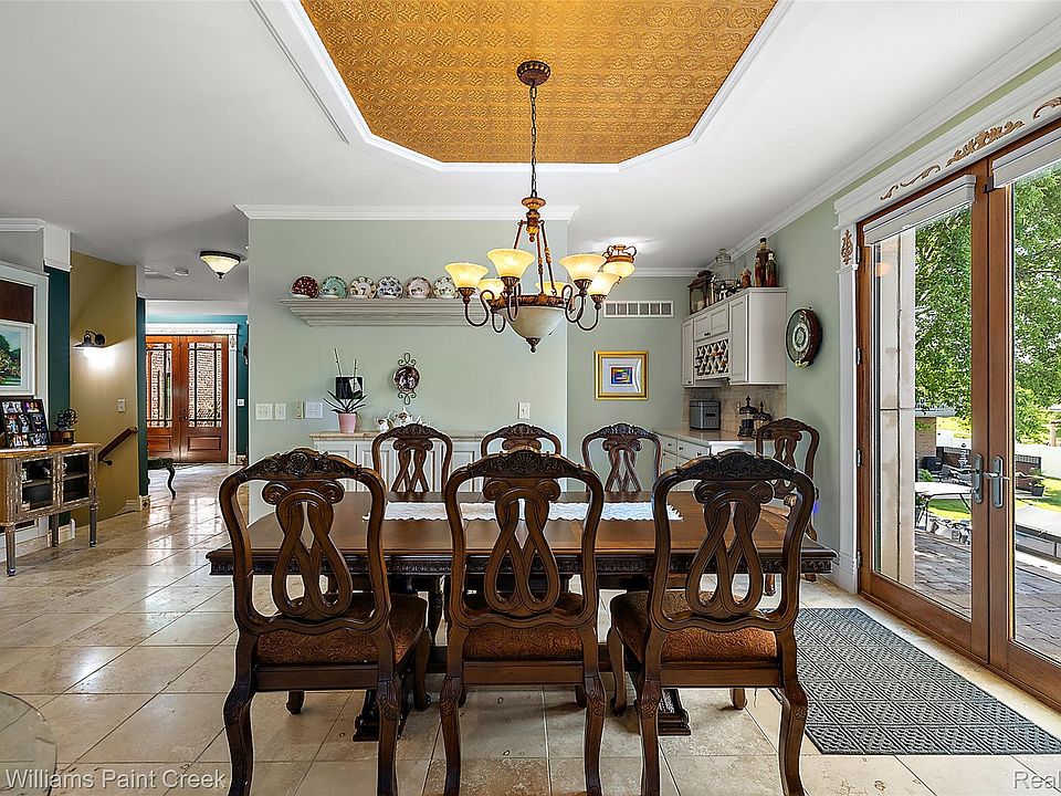 328 S Broadway St, photo 17