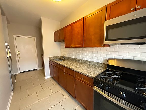 3rd image of 829 W Sunnyside Ave #3