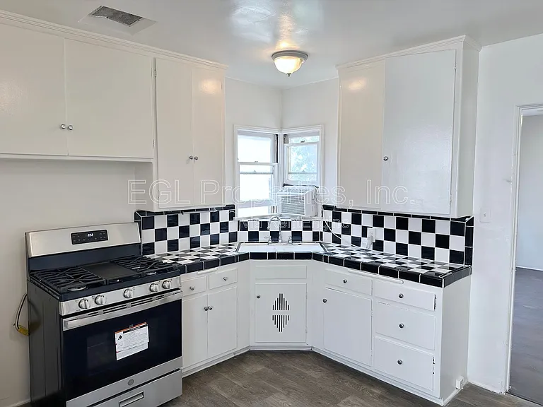 7941 Blackburn Ave — Photo 6