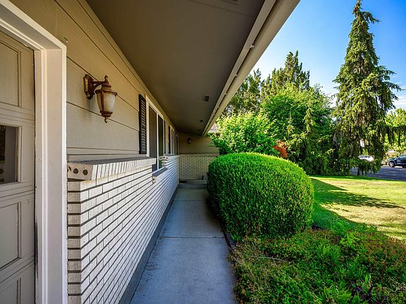 3rd image of 8457 W Pembrook Dr