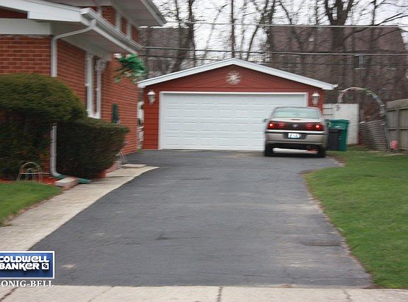 3rd image of 806 Parkwood Dr